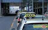 012 Taxis am Terminal 2.jpg