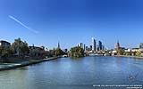 002 Frankfurte Skyline von der Ignaz-Bubis-Bruecke aus gesehen.jpg