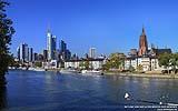 009 Frankfurter Skyline von der alten Bruecke aus gesehen.jpg