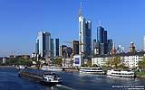 013 Frankfurter Skyline mit Schiff auf dem Main.jpg