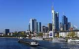 014 Frankfurter Skyline mit Schiff auf dem Main.jpg