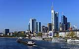 015 Frankfurter Skyline mit Schiff auf dem Main.jpg