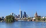 004 Frankfurte Skyline von der Ignaz-Bubis-Bruecke aus gesehen.jpg