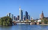 005 Frankfurte Skyline von der Ignaz-Bubis-Bruecke aus gesehen.jpg