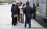 193 Palaver vor dem Jing Mao Tower.jpg