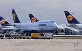 009 Boeing 747 Hannover rollt am Frachtbereich vorbei.jpg